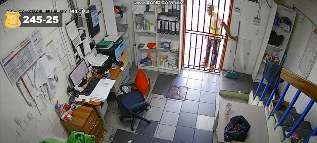 El hombre usó una escoba del mismo local para cometer el insólito robo.