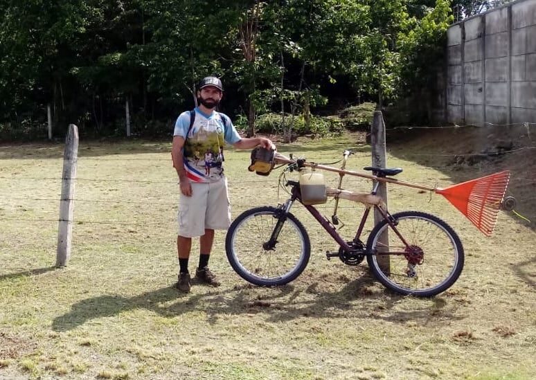 Acostumbrado a “ponerle al trabajo” para contribuir con los gastos de su familia, Leonardo González Espinoza(estudiante del Campus Pérez Zeledón de la UNA) combina sus labores de jardinero en casas y terrenos de San Isidro de El General, con sus estudios de Educación Física.