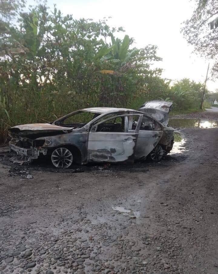 A tres kilómetros de una casa que agarraron a balazos en Moín, Limón hallaron cuatro carros quemados que en apariencia habrían participado en el tiroteo. Foto: Cortesía para LT