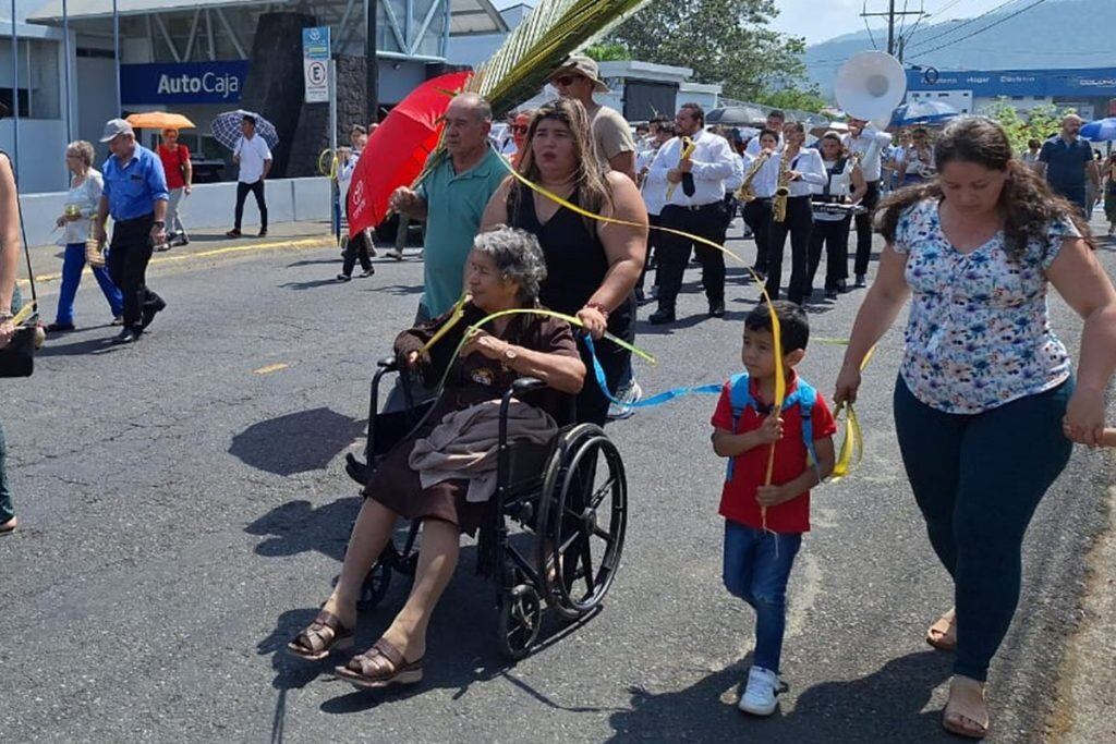 Doña María de los Ángeles Jiménez Vargas, disfrutó de las procesiones de Semana Santa de Ciudad Quesada en silla de ruedas y con el hábito de la virgen del Carmen.