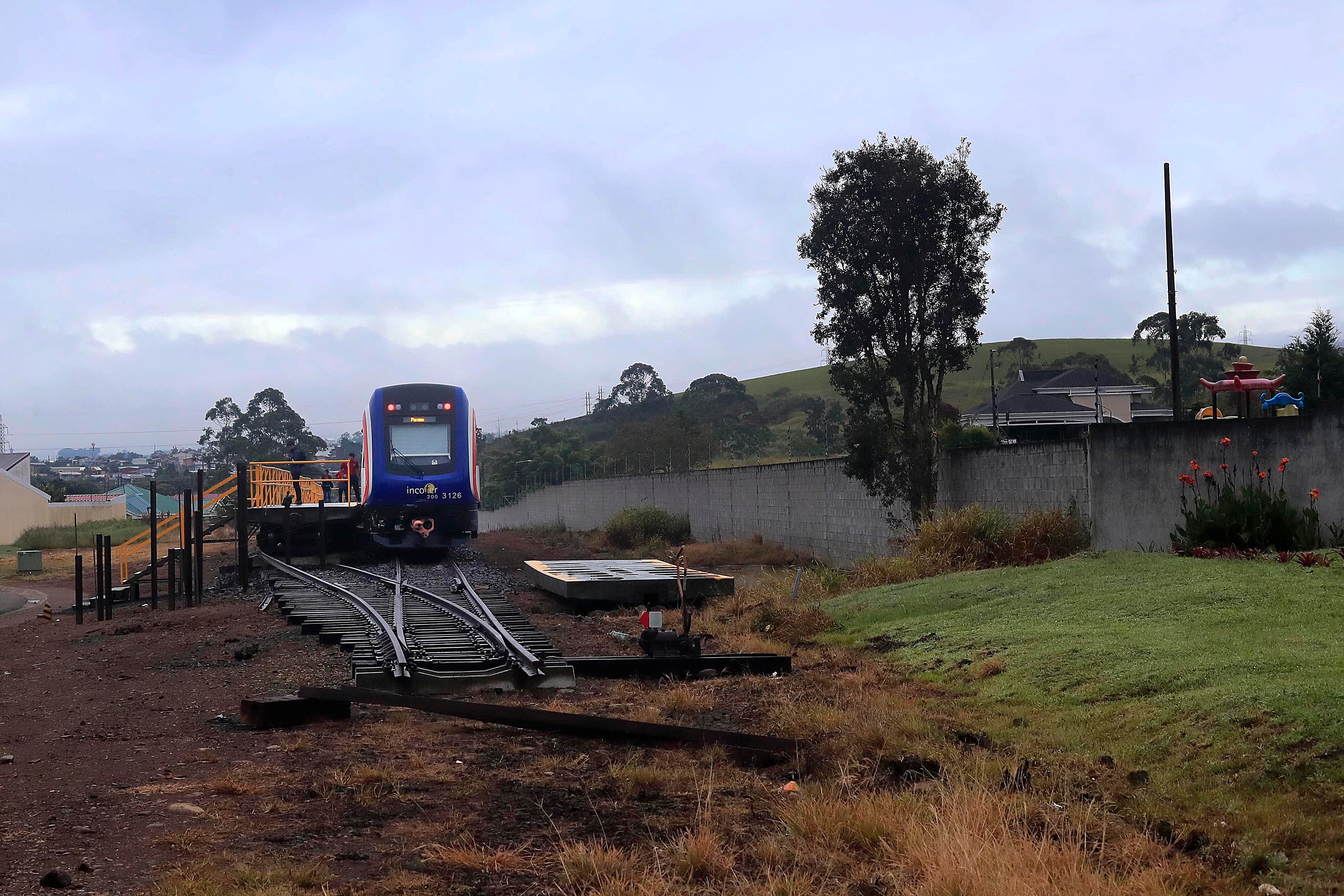 18/09/2023 Paraíso de Cartago. A las 6:05 a.m. partió, unos dos kilómetros antes del centro de este cantón brumoso, el primer tren con rumbo a San José. Entre los aproximadamente veinte pasajeros hubo estudiantes, trabajadores e incluso quienes aprovecharon el viaje para asistir a una cita médica.