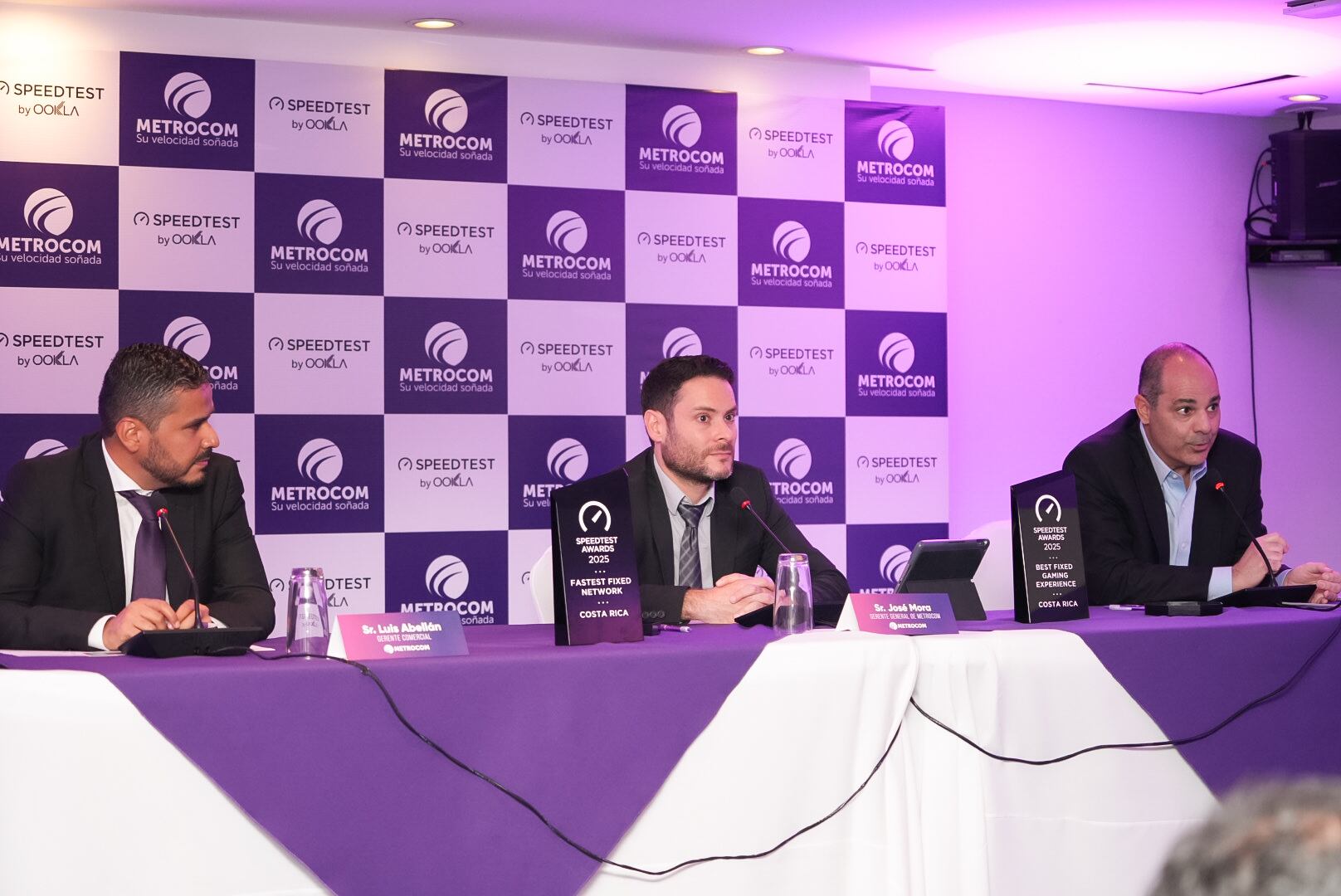 13/08/2025. Conferencia de prensa Metrocom. Hotel Crowne Plaza, Sabana. San José. Fotografía: Lilly Arce.
En la fotografía: Pedro Direne, Luis Albellón, José Mora.