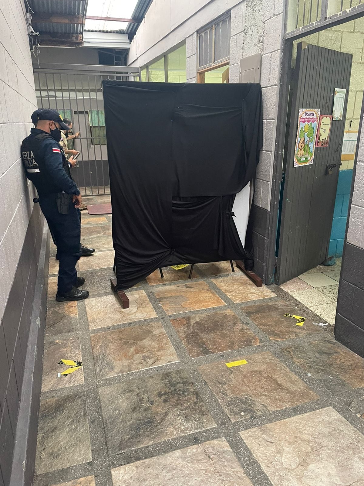 Adulto mayor fallece en Junta Electoral 713 de la escuela Elías Jiménez. Foto cortesía.