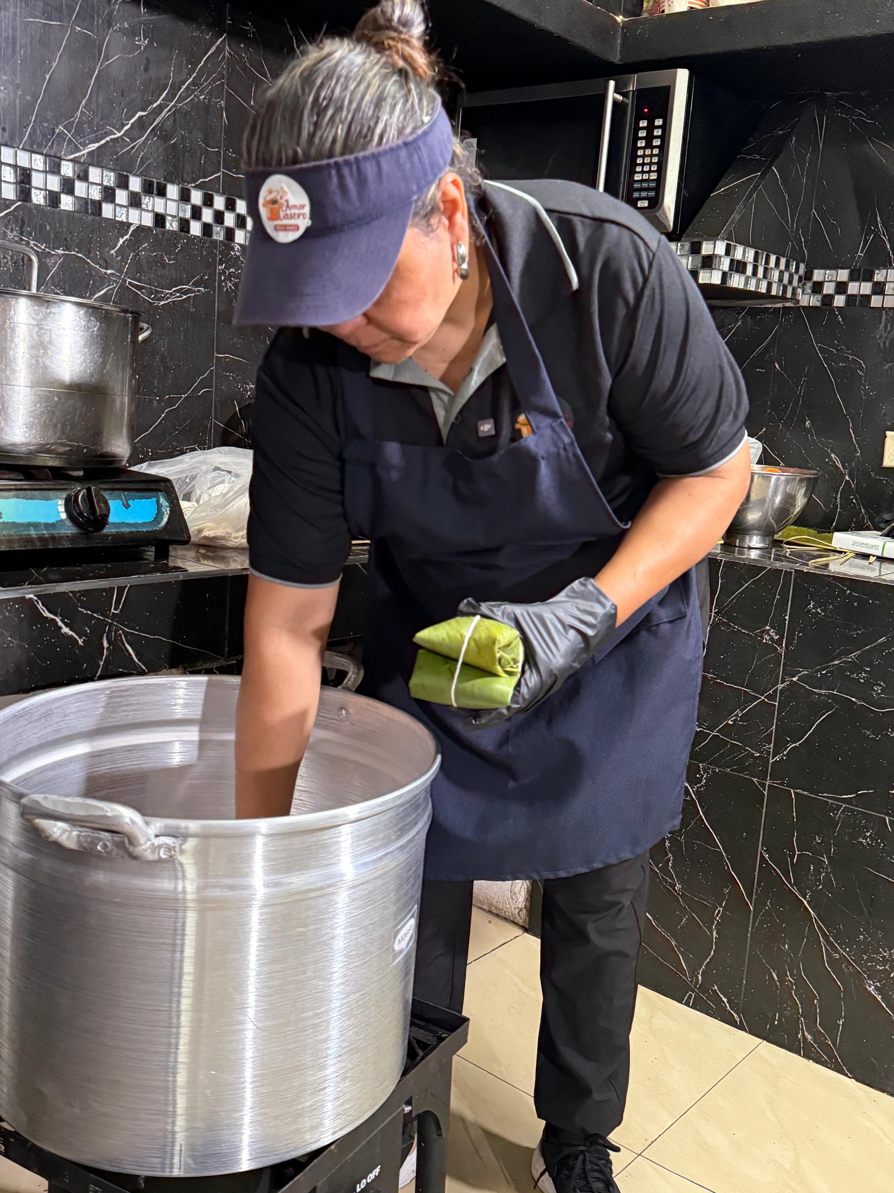 Doña Luisa Urbina nos abrió las puertas de su casa para compartir un sabroso tamal en nuestro tercer capítulo del “Cazador de tamales”. Nos fue excelente porque probamos una cuchara que tiene como principal ingrediente el amor.