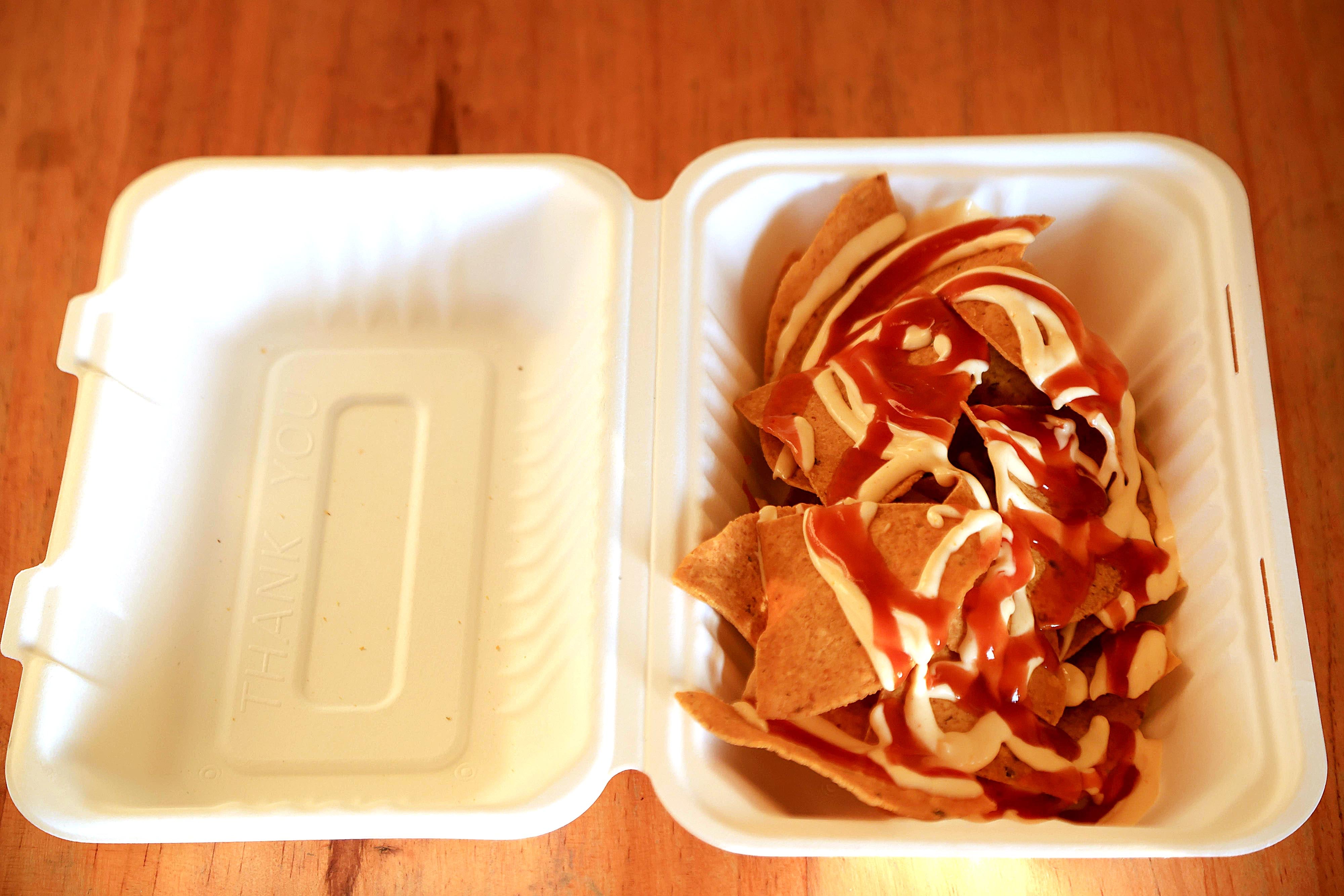 16/04/2024 Llorente de Tibás. Soda Lucy es un local de comida rápida: hamburguesas, sandwiches lápiz, tacos, doraditas, etc. Se trata de una especie de sucursal de la soda original de San Rafael de Oreamuno, en Cartago, con la misma calidad, precios muy accesibles y buena atención. Sus propietarios destacan que todos los alimentos, incluyendo las tortas y la mayonesa, son preparados por ellos mismos. Foto: Rafael Pacheco Granados