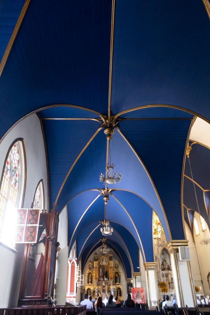 Famosa iglesia roja de Grecia con nueva cara gracias a un trabajo completo de pintura por dentro y por fuera, durante los últimos meses.