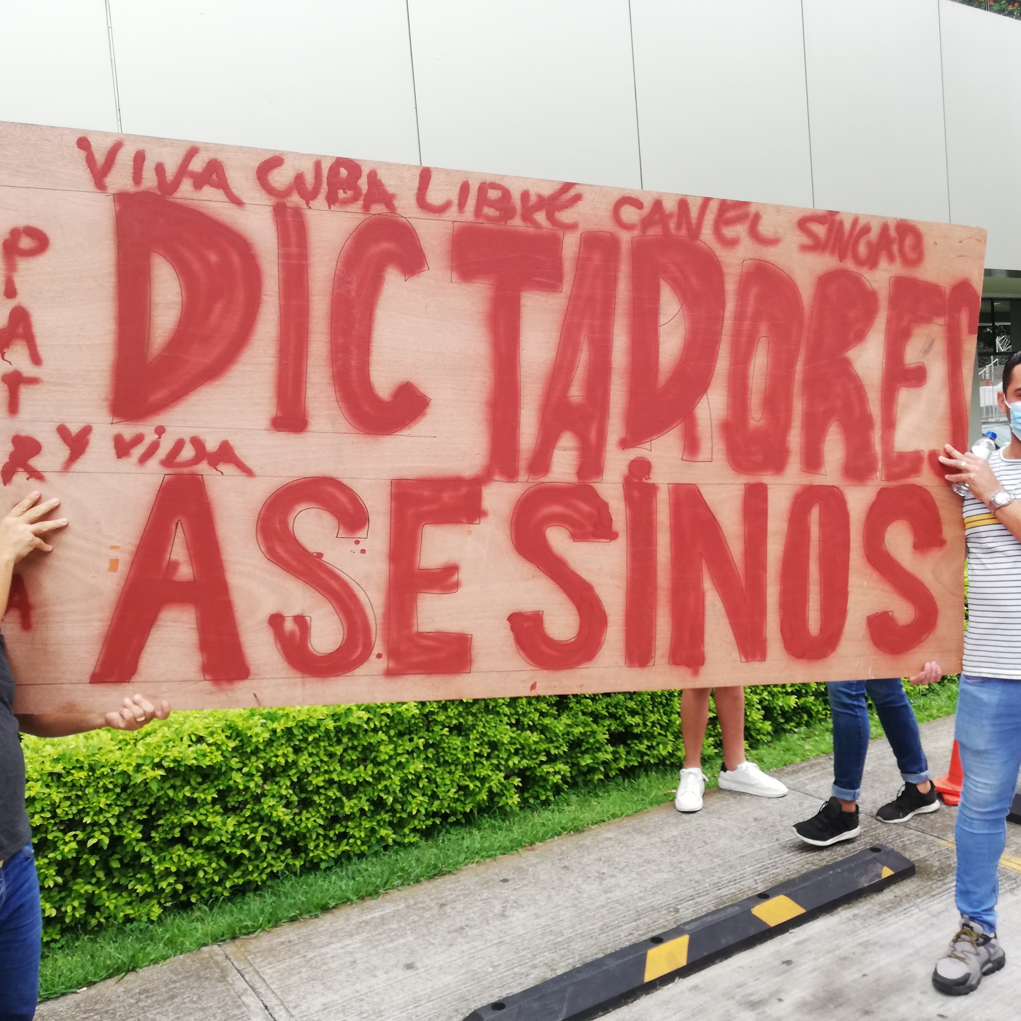 Manifestación pacífica que este 13 de julio organizó la comunidad cubana que vive en Costa Rica en la cual pidieron por un alto a las muertes de sus paisanos en la isla y el fin de la dictadura.
