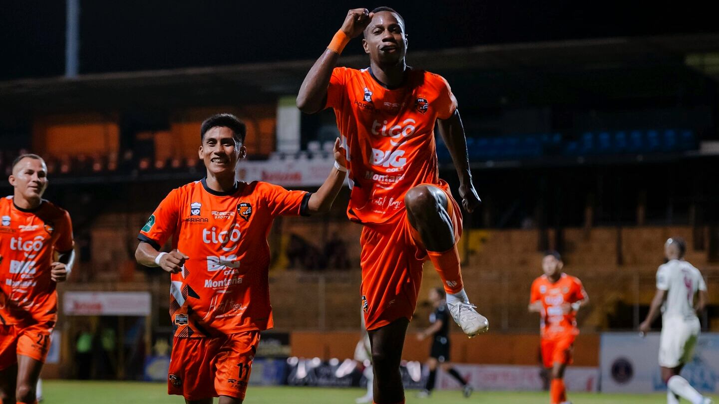 Wilber Renteria desde el punto de penal abrio el marcador