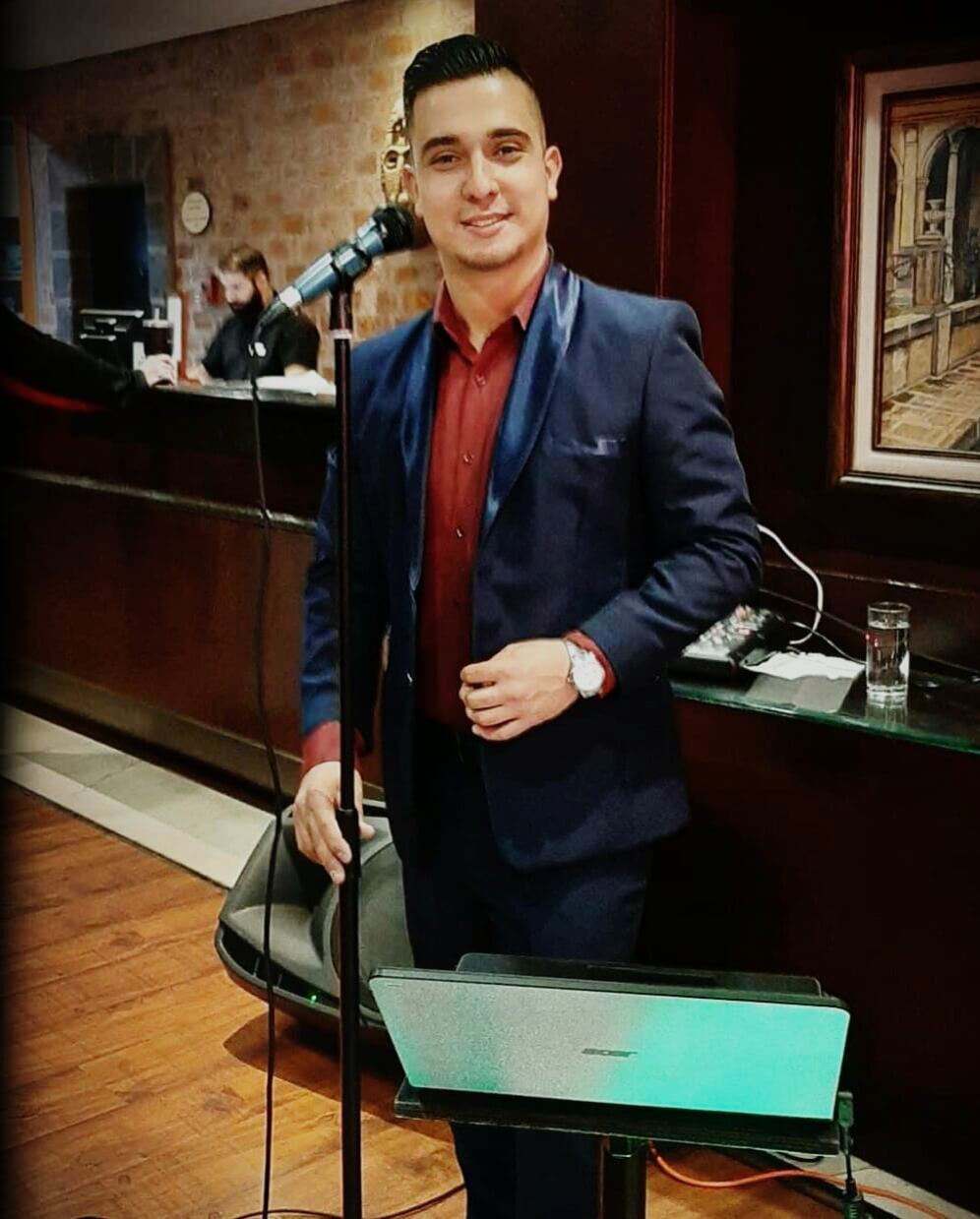 Daniel Calvo es un ujier de la Asamblea Legislativa que también es cantante