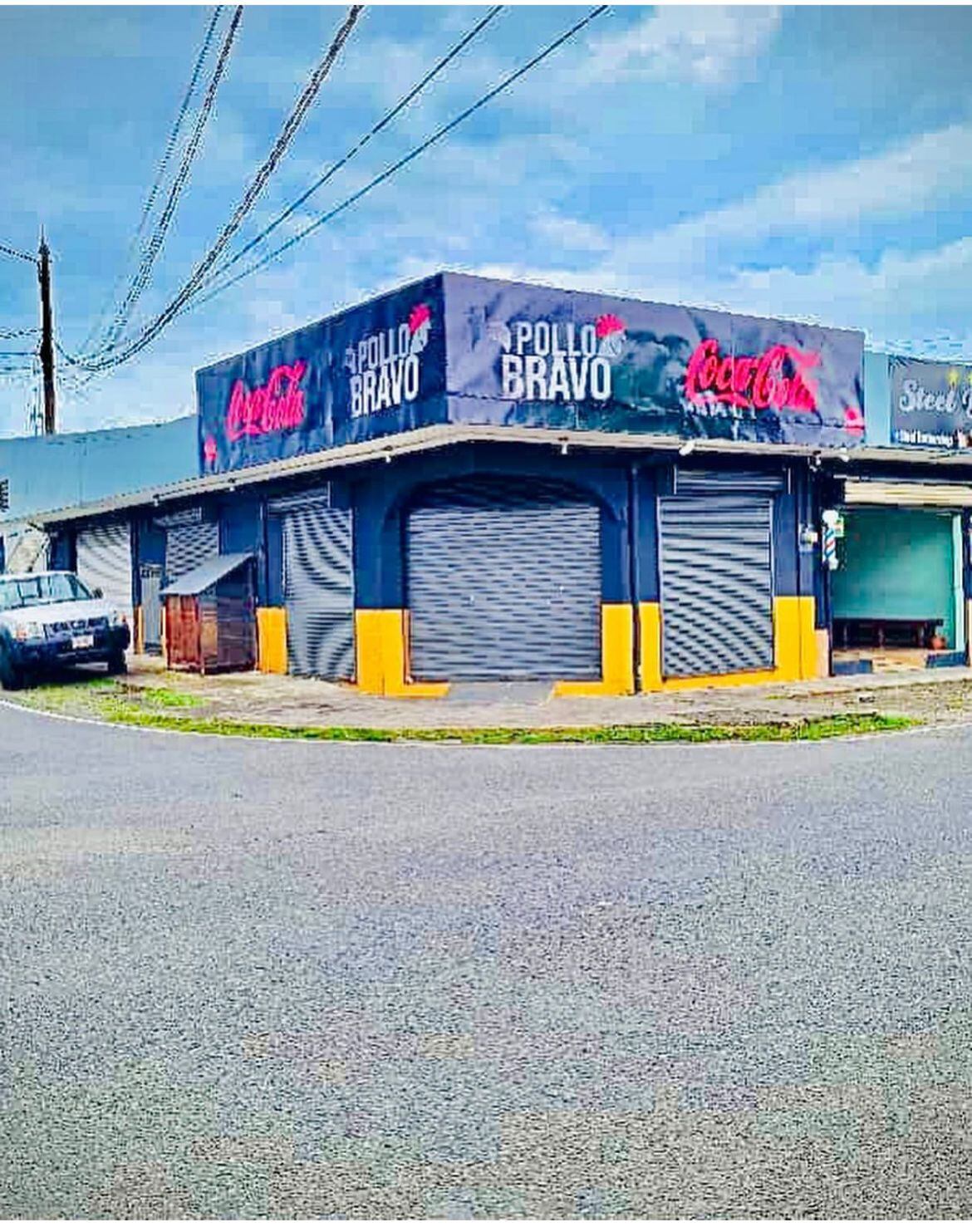 Daniel Umaña Villalobos  y su esposa, Karla Jiménez, arrancaron en pandemia un negocito de comidas en Guápiles que se llama Caña Brava. Don Daniel participará en Guerra de parrillas