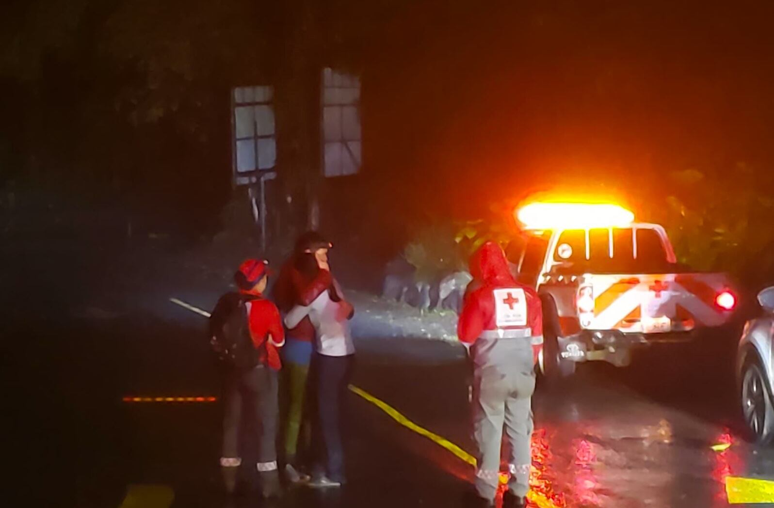 El hombre fue puesto en resguardo a la 1:16 a. m. de este martes por Cruz Roja, en la imagen aparece abrazado con una mujer. Fotografía: