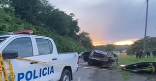 El cuerpo del joven fue encontrado fuera del carro accidentado. Foto Noti Puerto.