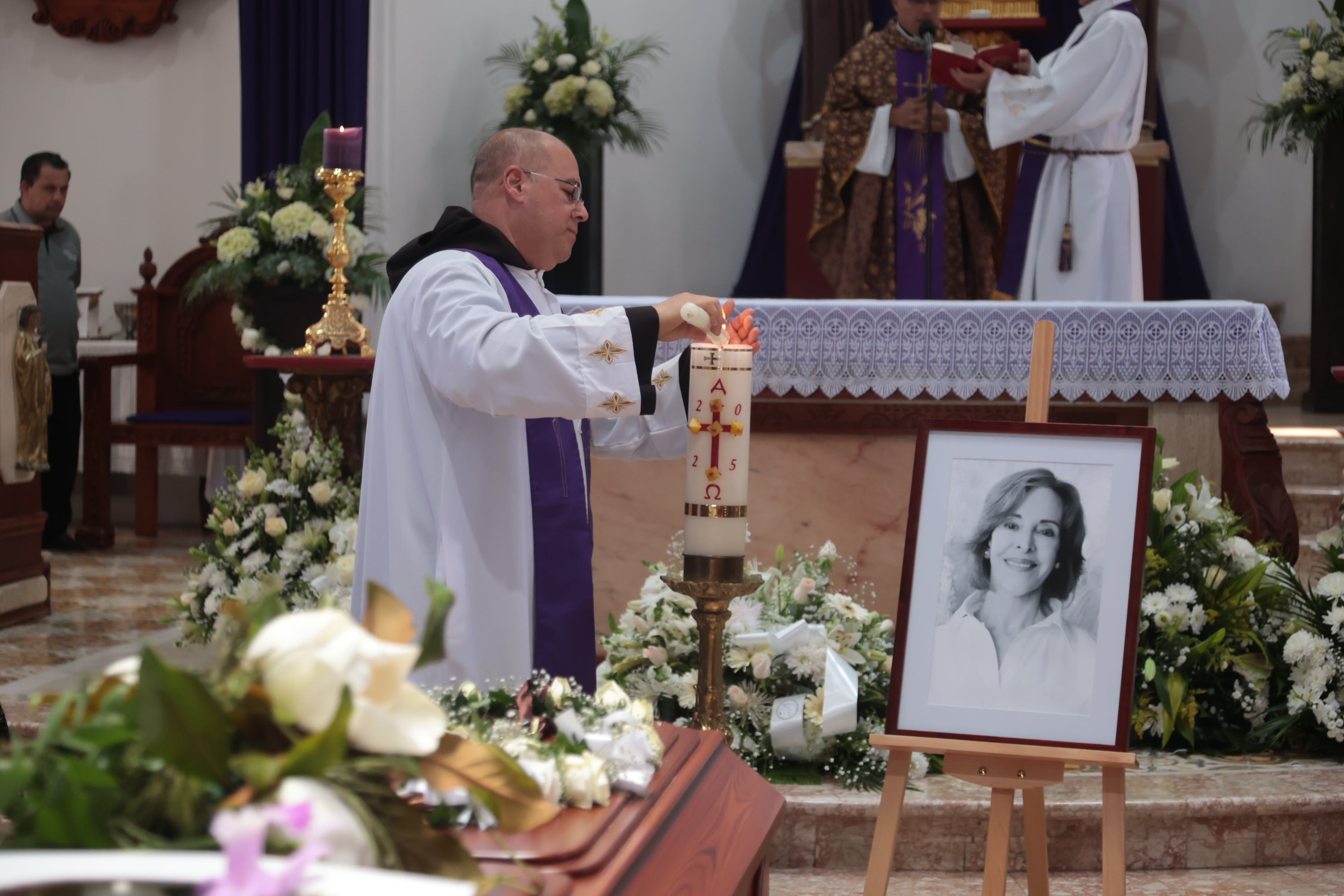 18/03/2026/ Funeral de Lorena Clare en la parroquia de San Rafael de Escazú / Foto John Durán