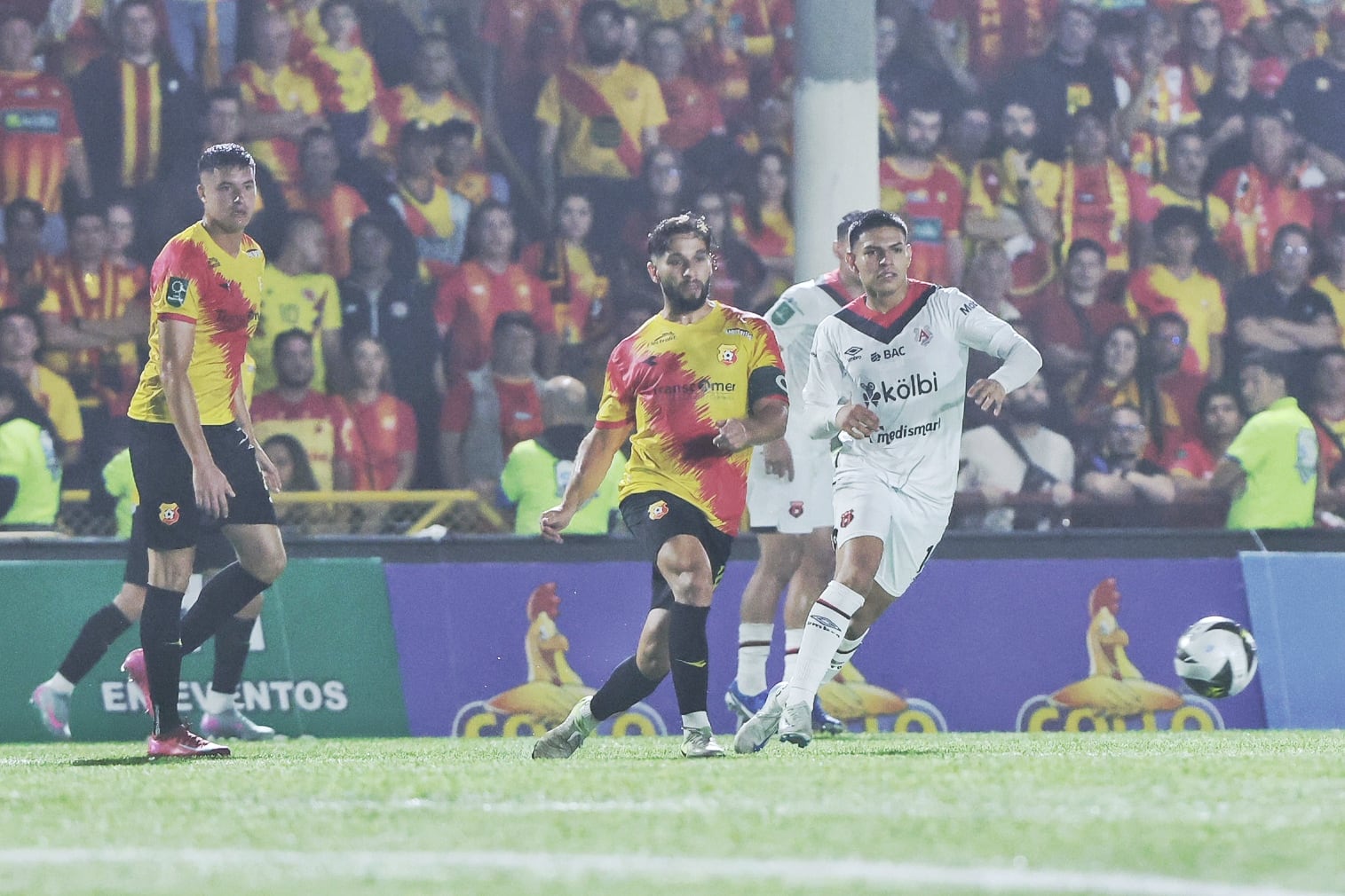 28/05/2025/ Juego entre Club Sport Herediano vs Liga Deportiva Alajuelense por  el partido de vuelta de la gran final el torneo Clausura de la Liga Promerica en el estadio Carlos Alvarado / foto John Durán