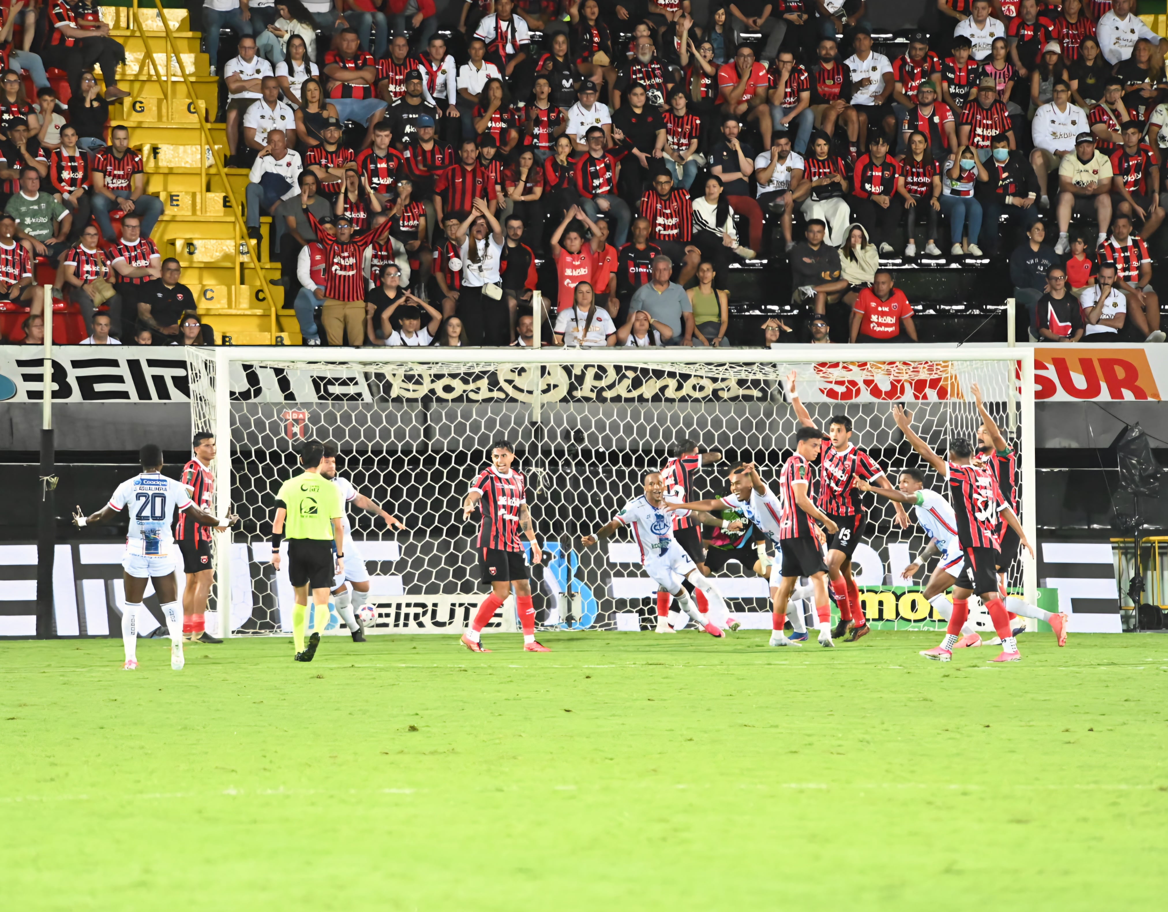 23 de agosto de 2026. Estadio Alejandro Morera Soto. 18:00 hrs. La Liga Deportiva Alajuelense juega contra la Asociación Deportiva San Carlos en partido correspondiente a la jornada 5 del Torneo de Apertura de la Liga Promérica. Otro dato relevante del juego es el retiro oficial del delantero Jonathan McDonald del fútbol. En la foto: Ismael Rescalvo técnico de la liga y Walter Centeno de San Carlos. Retiro del jugador Jonathan Mcdonald. Jugadas relevantes del partido. Foto: Albert Marin