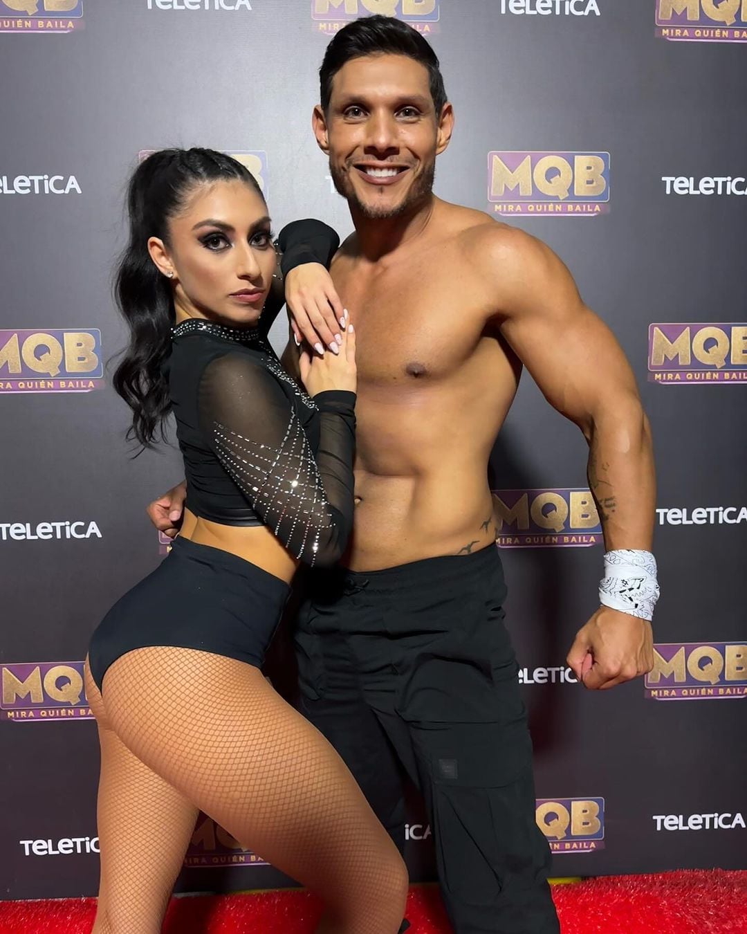 Berny Madrigal, participante de Mira quién baila, y su familia y la bailarina Alhana Morales