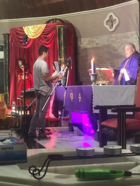 Padre Toto da misa con bancas llenas de foto