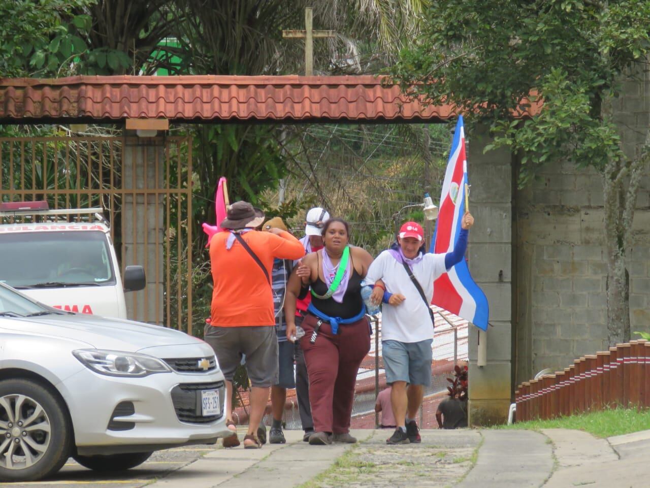 más de 200 romeros que recorren 308 kilómetros desde Río Claro hasta la basílica de nuestra señora de los Ángeles en Cartago, trayecto en el que durarán 9 días