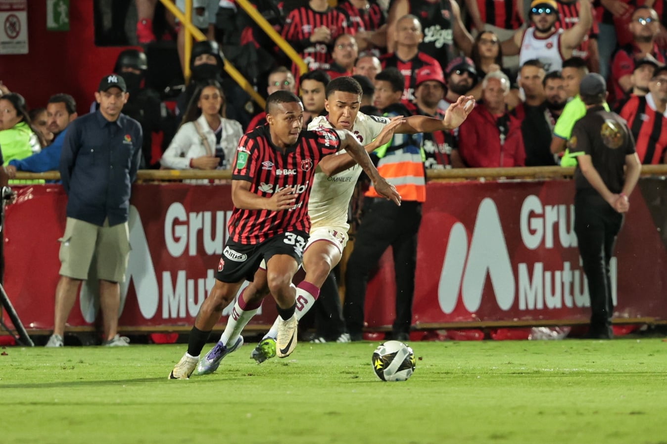 12/20/2025/ अलेजांद्रो मोरेरा सोटो स्टेडियमवर लीगा प्रोमेरिका 2025 उद्घाटन स्पर्धेच्या अंतिम फेरीच्या दुसऱ्या लेगसाठी लीगा डेपोर्टिव्हा अलाजुएलेन्स विरुद्ध सप्रिसा यांच्यातील पहिला लेग / जॉन डुरानचा फोटो