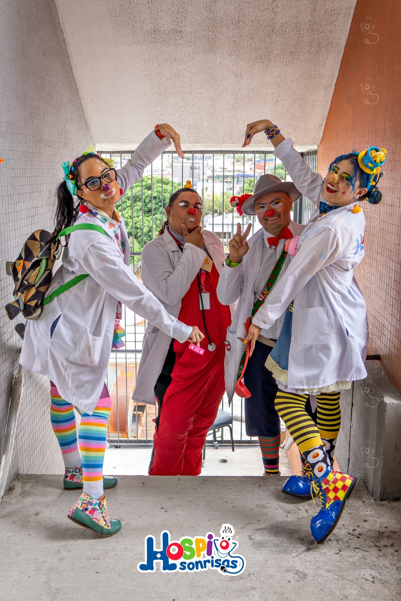 La microbióloga Angie Cervantes Rodríguez creó en el 2007 Hospisonrisas. Ella es la payasita "Solución Salina 90-60-90". Los doctores sonrisa alegran a pacientes, familiares y personal médico de todos los hospitales del país.