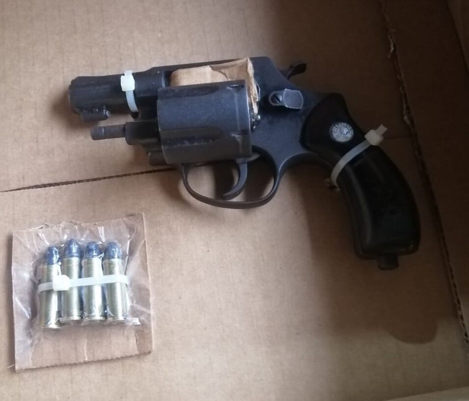 El menor llevaba el revólver y cuatro municiones en su salveque. Foto MSP.