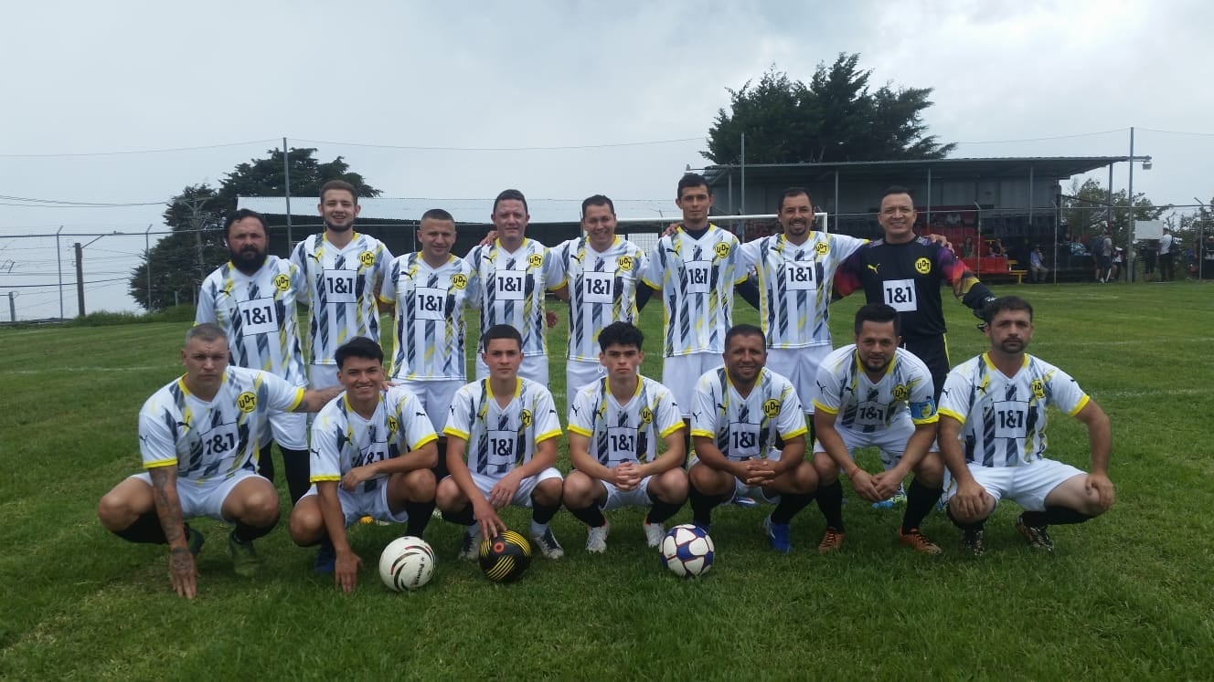 Enrique Valverde Monge, junto a un grupo de amigos, fundaron hace 47 el Unión Deportiva Tarbaca, equipo con el cual hasta el día de hoy sigue jugando de titular en la media cancha.