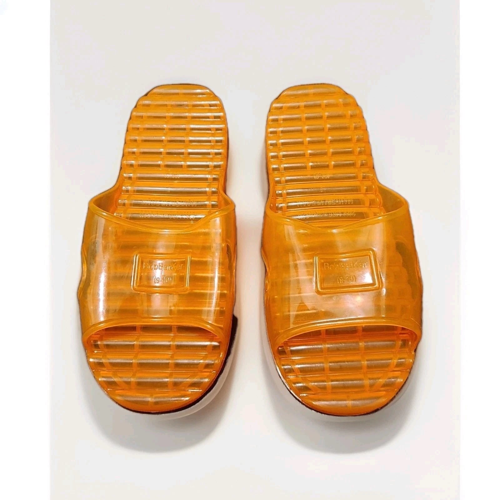 Las chanclas anaranjadas que utilizó Julián Valverde durante su detención llamaron la atención de sus seguidores.