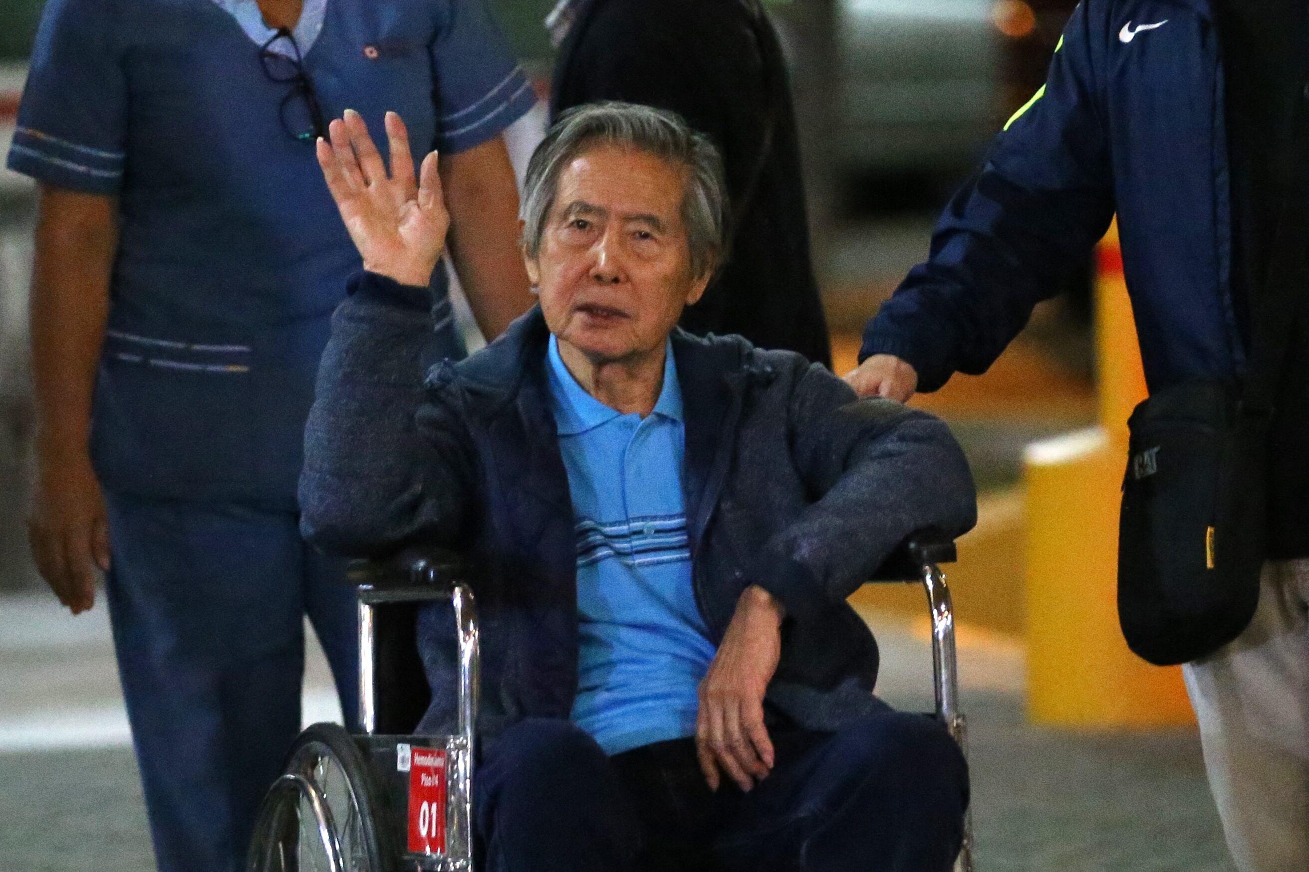 Acompañado por sus hijos, Alberto Fujimori, expresidente peruano, dejó la prisión Barbadillo en Lima, en diciembre del 2023.
