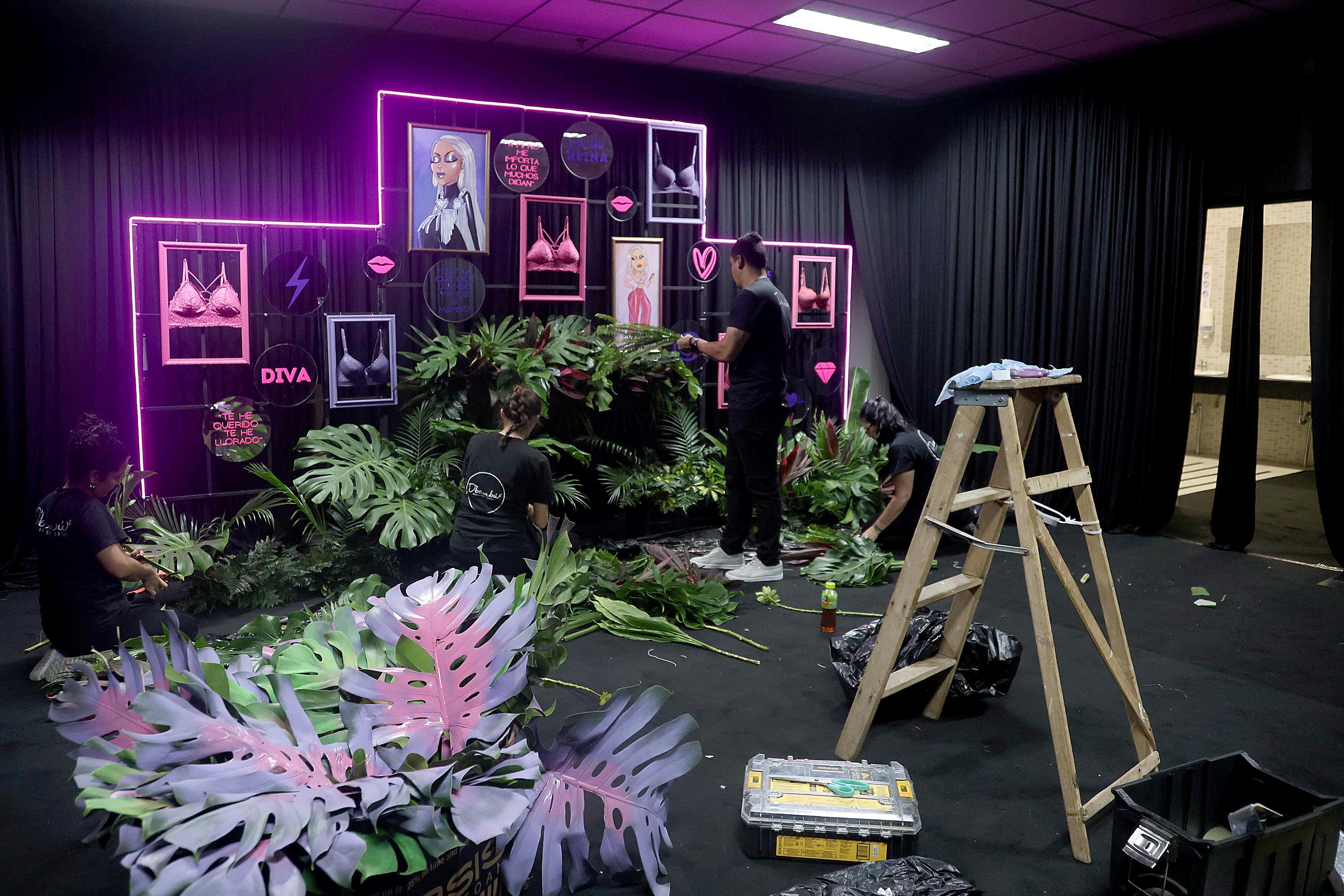 28/02/20224 Estadio Nacional, La Sabana. Montaje de tarima y camerinos de los cantantes Ivy Queen y Don Omar, para sus respectivos conciertos, que también incluye a Ryan Castro, en el Urban Fest del próximo sábado. Foto: Rafael Pacheco Granados