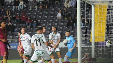 Uno de los goles de Saprissa ante Carmelita no debió contar por este detalle, según Henry Bejarano