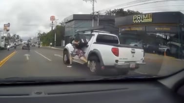 Motociclista y chofer de pick up arman violento espectáculo en vía pública: esto les espera ahora