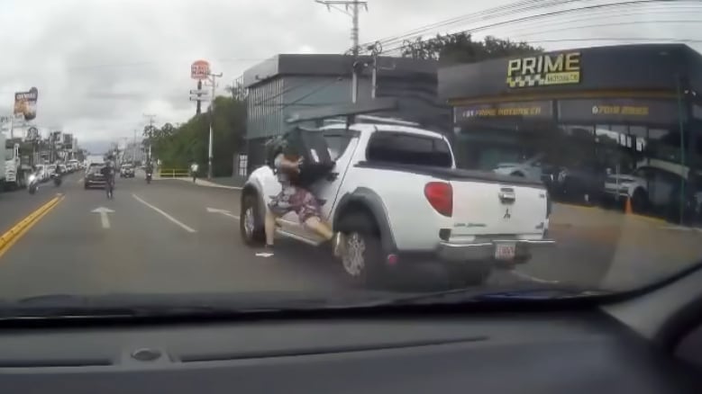 Motociclista y chofer de pick up arman violento espectáculo en vía pública. Foto: captura de video