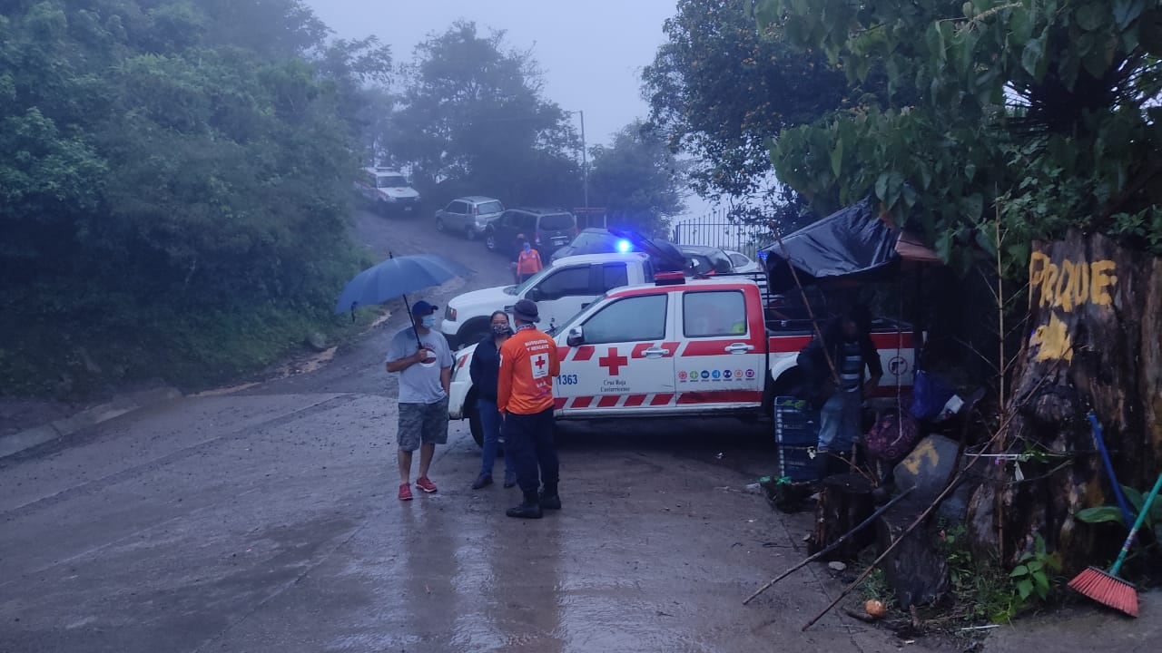 Pese a las lluvias de la tarde, los socorristas seguían en labores de búsqueda a las 3:30 p. m. sin resultado positivo. Foto: Cortesía Cruz Roja