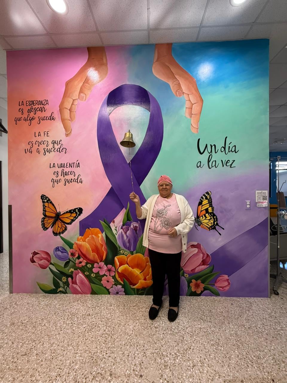 Daniel Montoya y su mamá Mariana Rosario Montoya en su última quimioterapia.