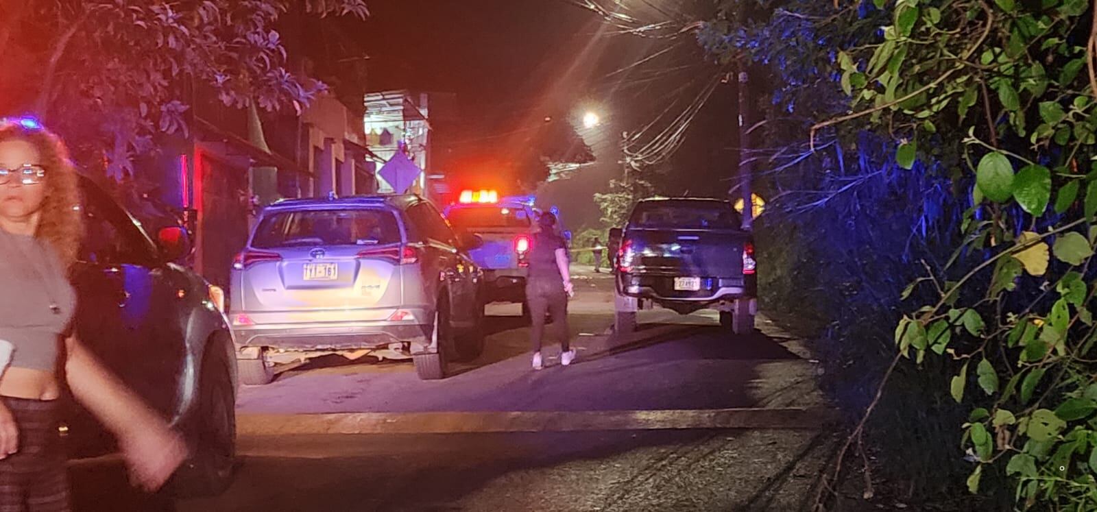 Un hombre entre unos 38 años fue asesinado la noche de este miércoles a en Santa Bárbara de Heredia. Otro sujeto resultó con heridas producto de la balacera. Foto: Francisco Barrantes