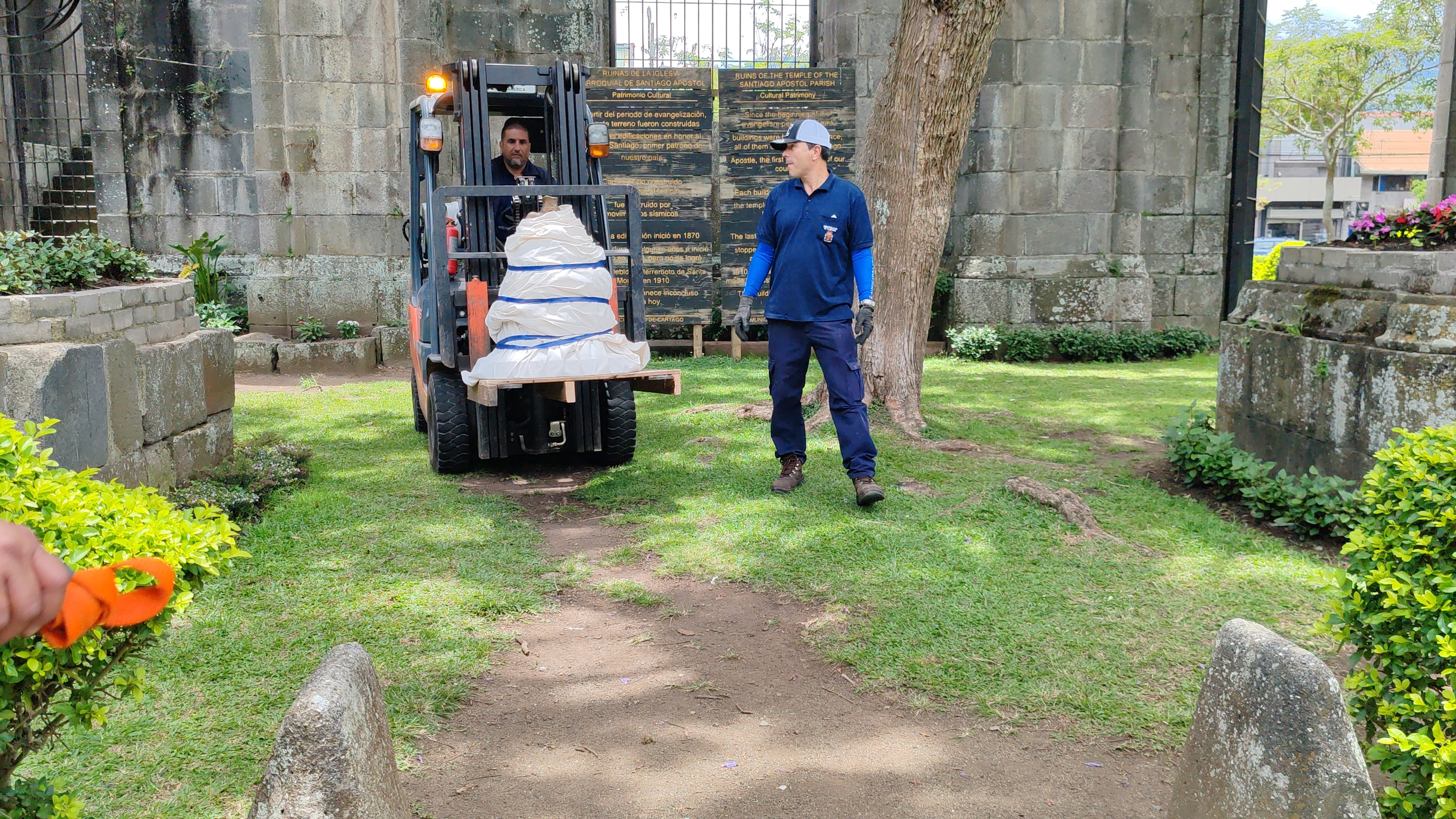 Campana de la Independencia volvió a las Ruinas de Cartago con una réplica exacta de 290 kilos el 7 de mayo del 2026