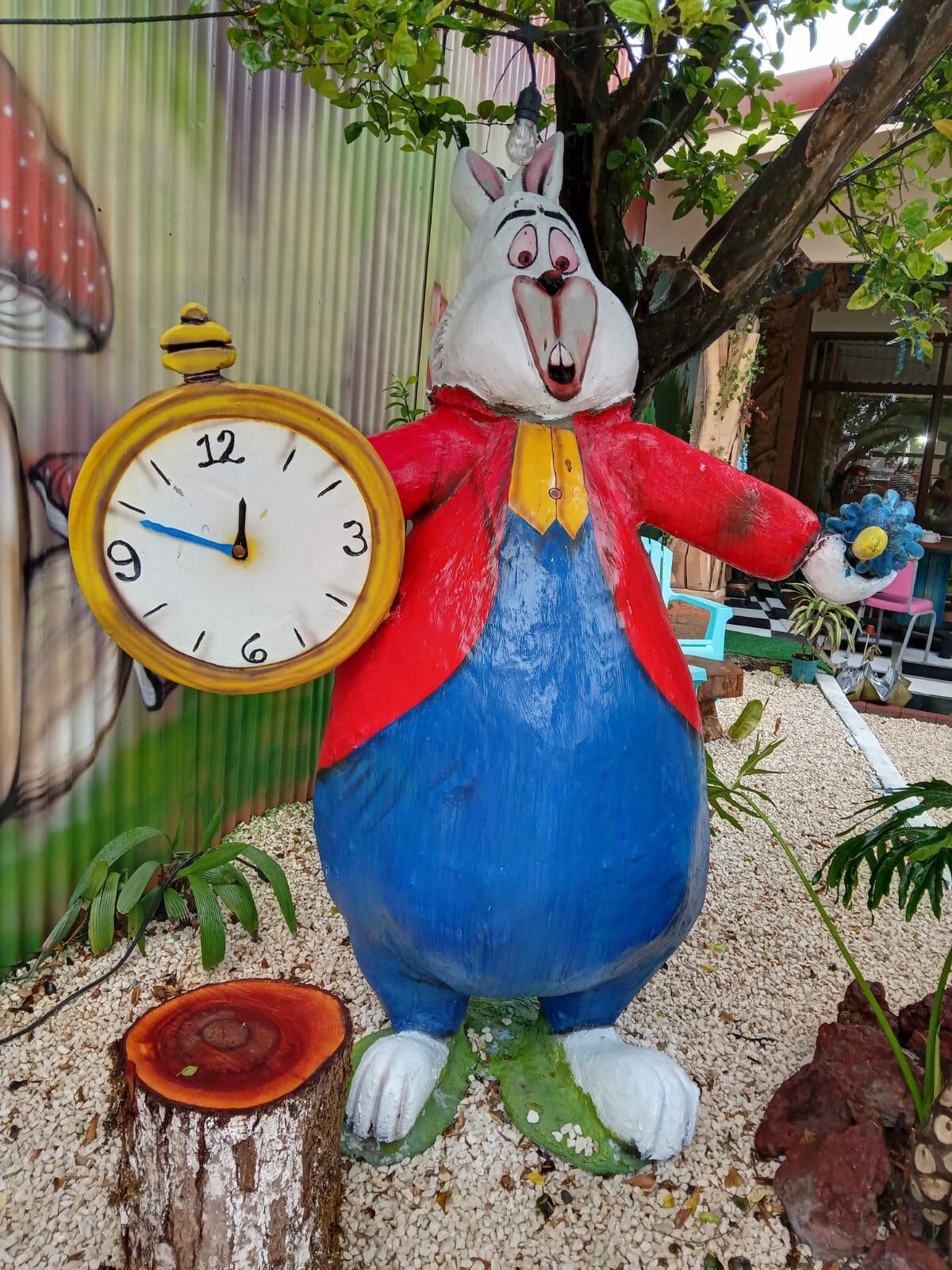 Karina Rodríguez Hidalgo creó una cafetería ambientada por completo en la película "Alicia en el país de las maravillas". en Grecia.