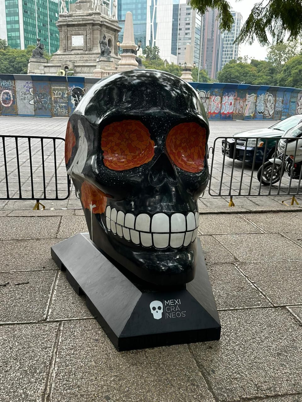 También hay un montón de calaveras por todo lado.