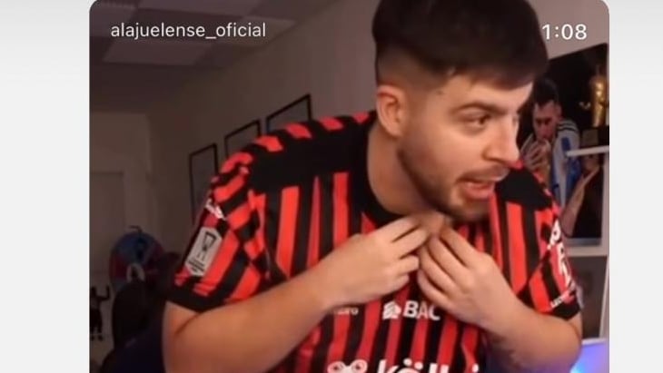 La Cobra lucía más que feliz con la camiseta de Alajuelense.
