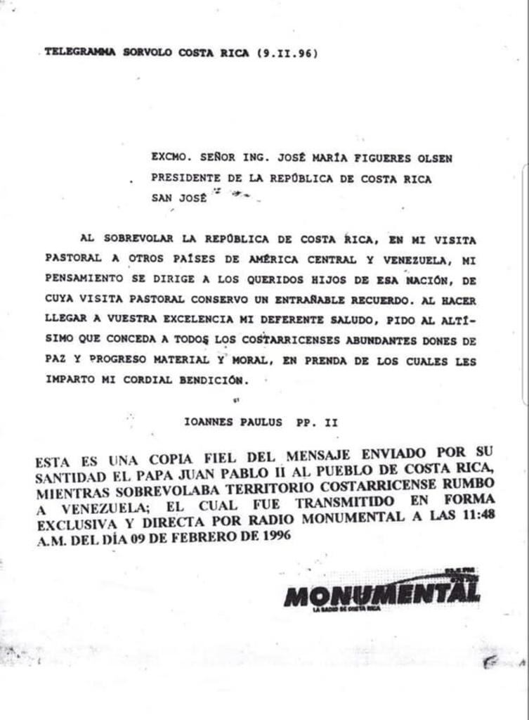 El papa Juan Pablo II bendijo a Costa Rica en dos ocasiones, una en 1983, cuando nos visitó y la segunda ocurrió 13 años después, mientras sobrevolaba el espacio aéreo nacional. En la foto la periodista Karen Dondi quien trabajó en Radio Monumental en 1996.