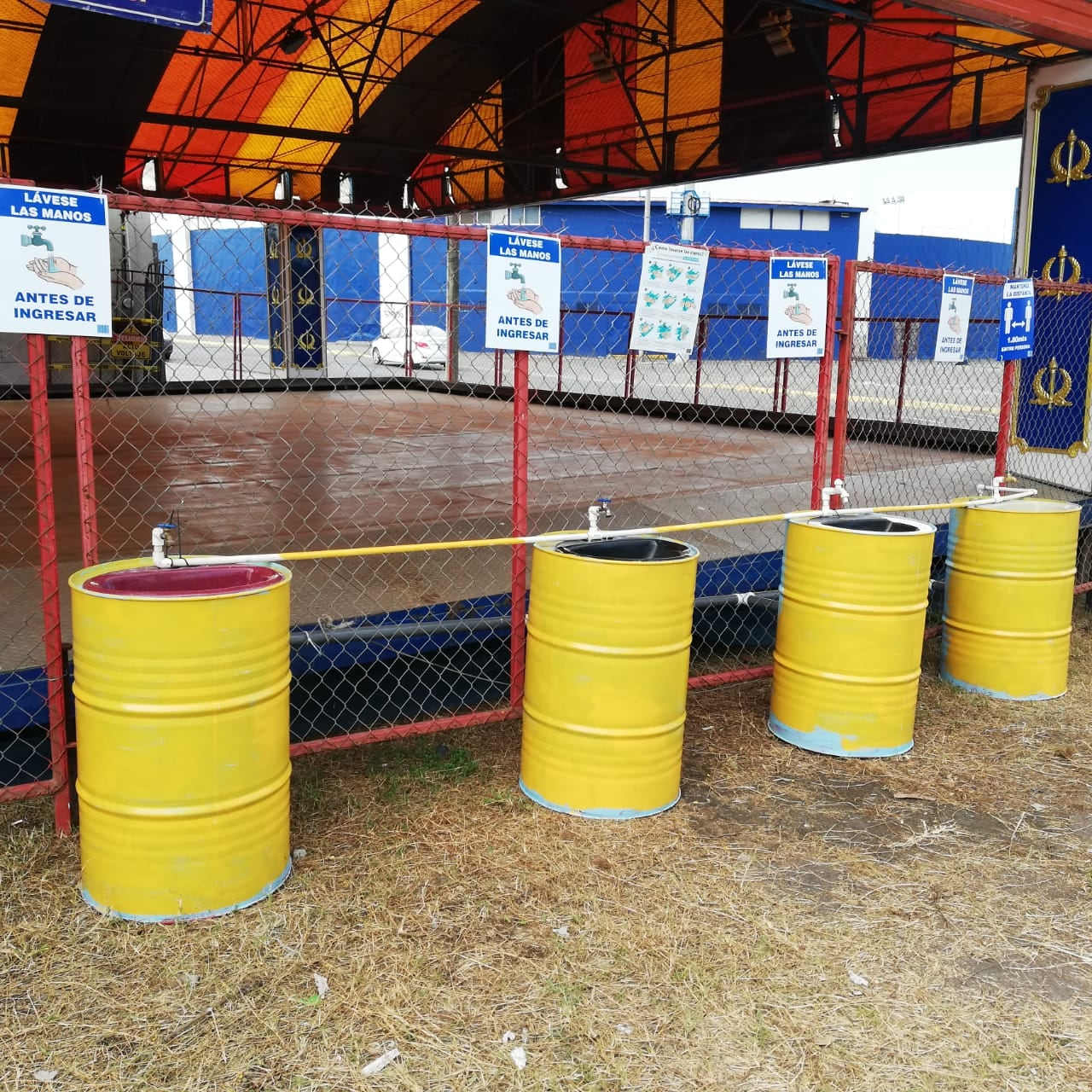 La empresa salvadoreña Play Land Park, armó 16 atracciones mecánicas frente al Registro de la Propiedad, en Curridabat, pero el ministerio de Salud y el de Seguridad Pública no les han dado los permisos, por eso no han podido abrir hasta el 29 de diciembre