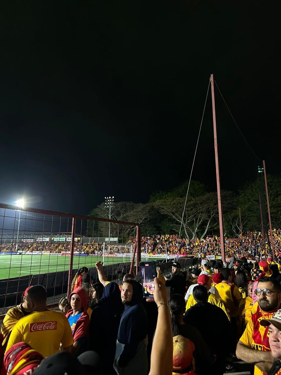Festejo de los aficionados del Herediano tras ganar el título número 30