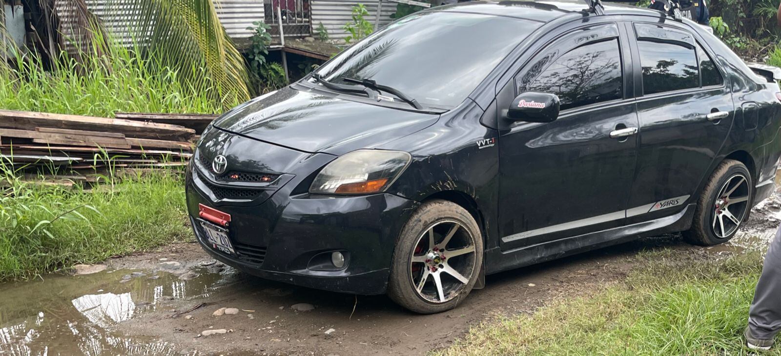 Según el OIJ la familia viajaba en este carro al momento del ataque. Foto cortesía.