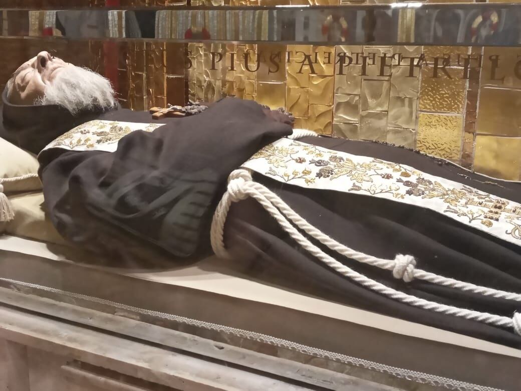 El tico Mario Cervantes Ramírez, sobrino del escultor tico, el lunes 15 de julio llegó a San Giovanni Rotondo, en Italia, para entregarle a la costarricense Adriana Valverde, casada con Antonio Squarcella, quien trabaja en el medio de comunicación “La Voz del Padre Pío”, una virgencita de los Ángeles de la colección "Desde el Origen".