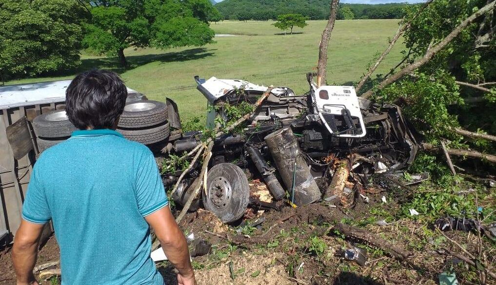 Choque entre traíler y cuatro vehículos deja dos personas fallecidas en Abangares. Foto cortesía.