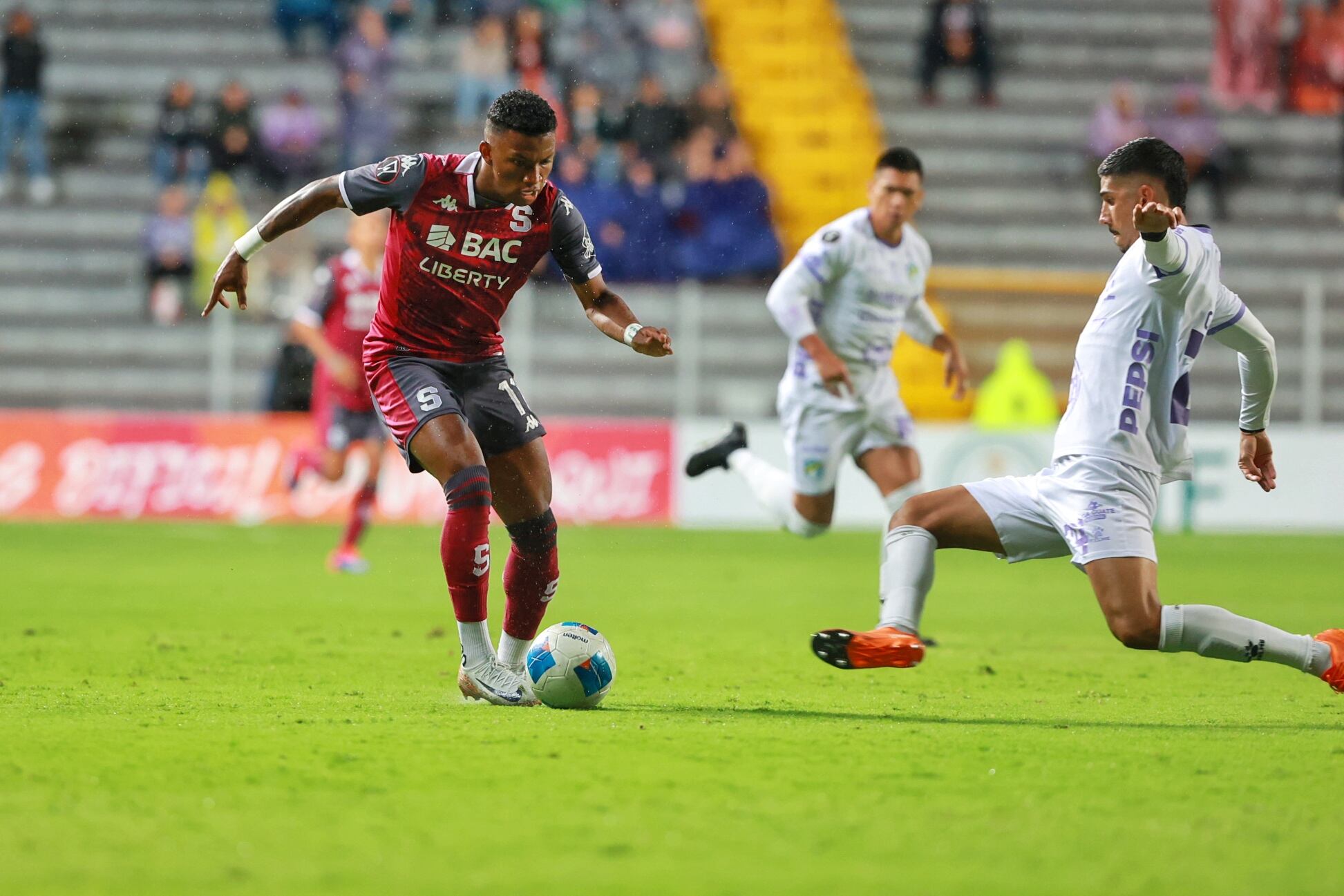 39/10/2024/ Juego entre Deportivo Saprissa vs Comunicaciones durante  la Central American Cup en el estadio Ricardo Saprissa / foto John Durán