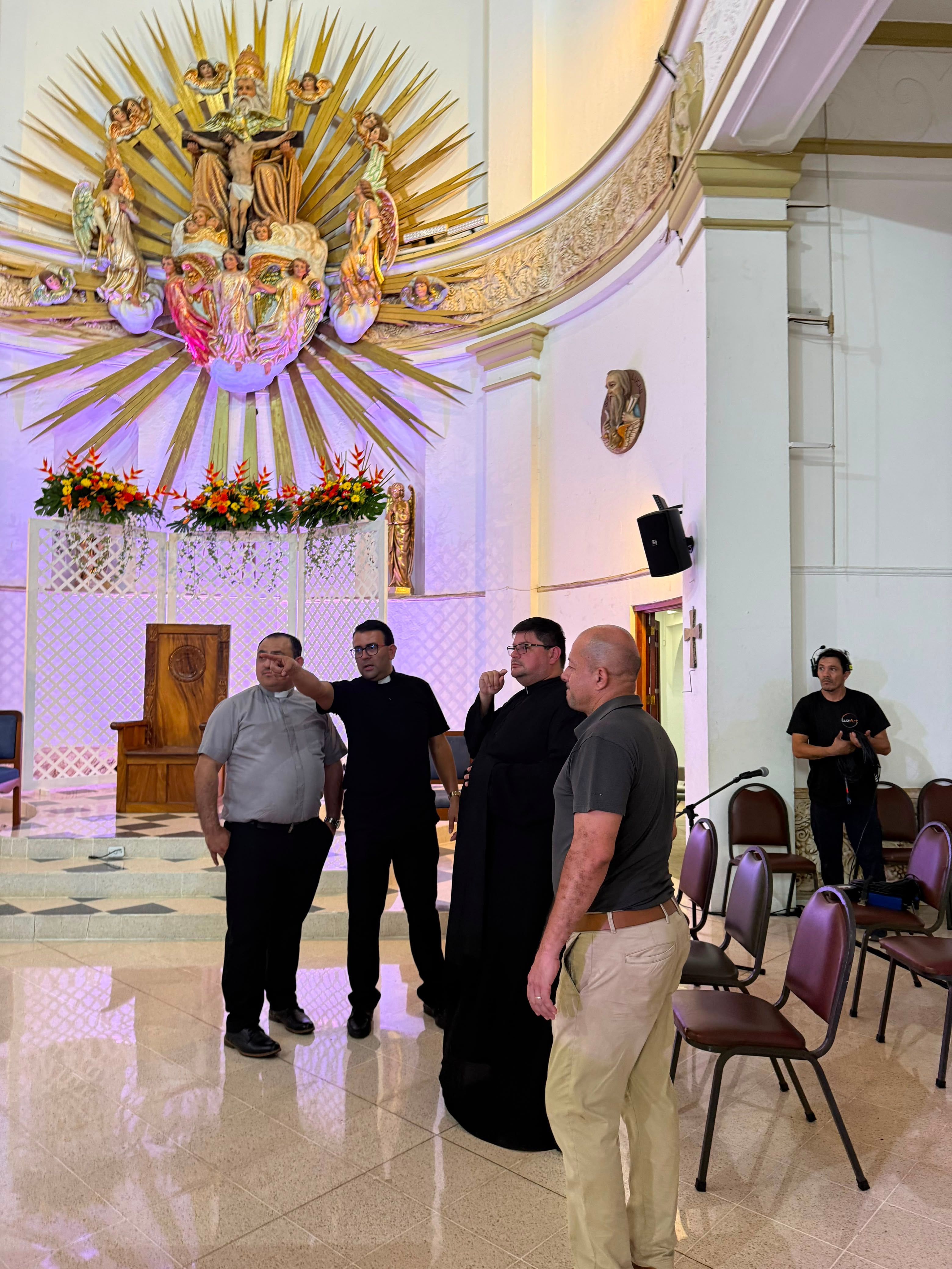 La Teja ya está en Esparza para cubrir un evento que no sucede hace 23 años cuando fue la ordenación episcopal de monseñor Óscar Fernández Guillén. Este 6 de agosto será la de monseñor Elímar Carvajal Durán. En la foto, el padre Jorge Alex Ortiz, párroco de San Pablo de León Cortes; padre Edgar Brenes, ceremoniero; padre Marcelino Castillo, vicario de San Pablo de León Cortés y el padre Alejandro Quirós, párroco de Chacarita.
