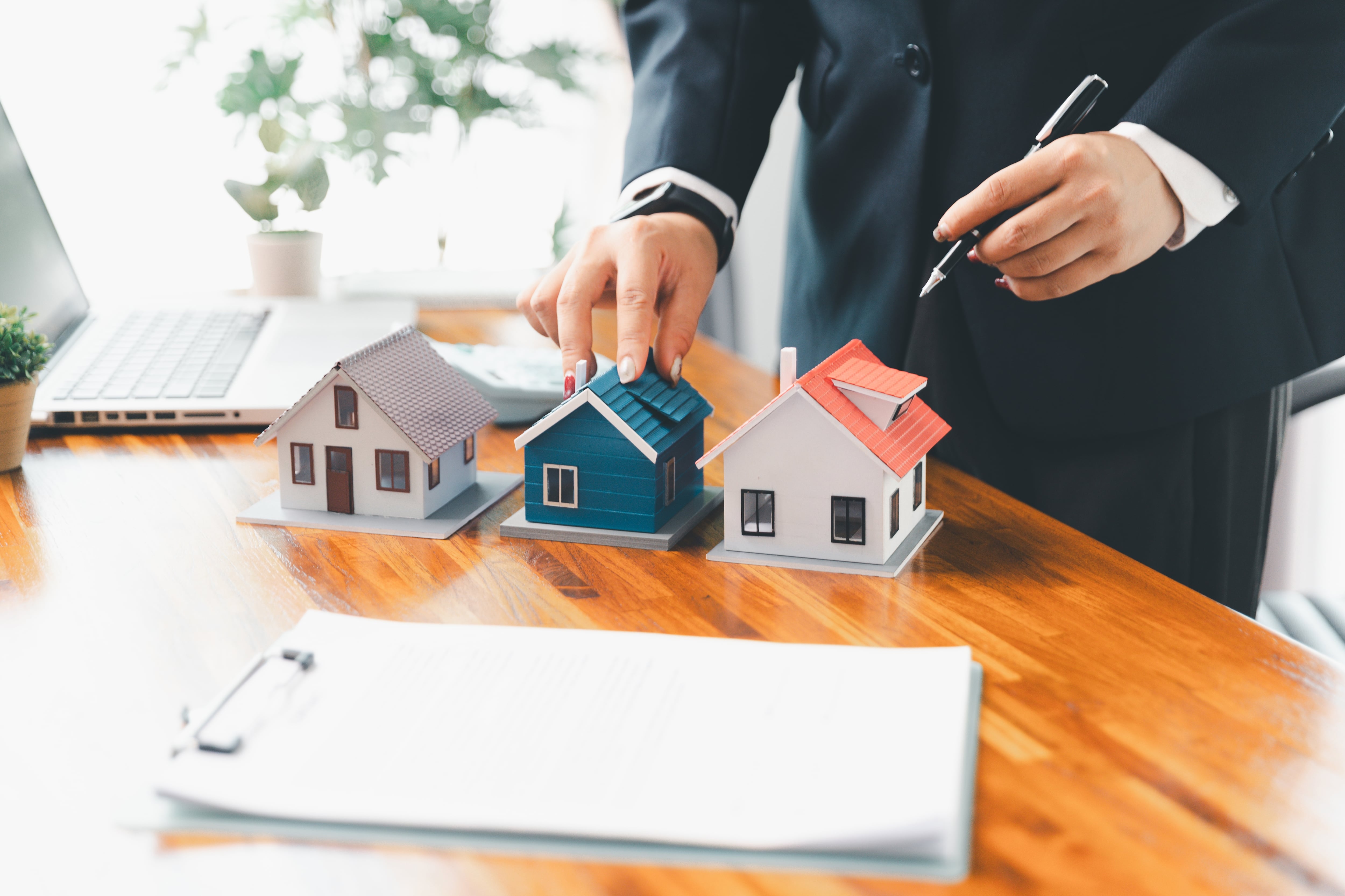 Pago de impuestos por venta de acciones o inmuebles de sociedades.