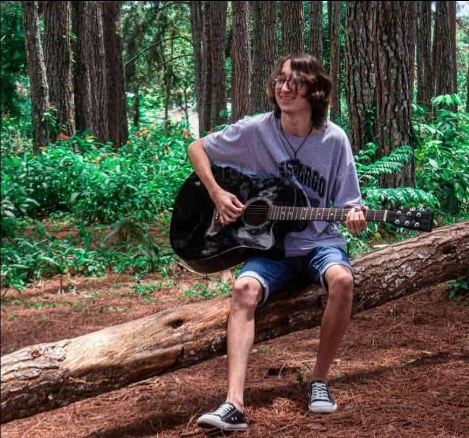 Anderson Barboza murió al chocar su moto contra un caballo. Foto Pz Actual.