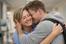 Mamá trabajaba junto al hijo que dio en adopción y no lo sabía: así fue el reencuentro